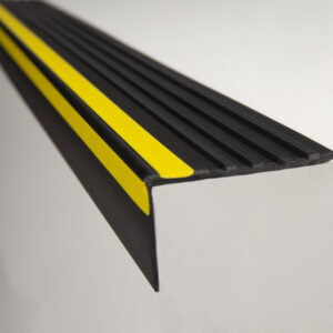 PERFIL DE GRADA PISOPAK PVC NEGRO / AMARILLO CON SEÑALIZACIÓN 6.5 cm X 3 m X 3.5 mm